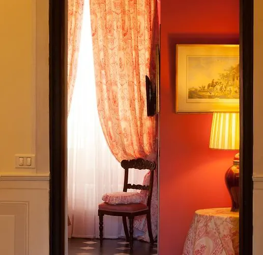 Alojamento de Acomodação e Pequeno-almoço Palazzo Lengueglia Albenga